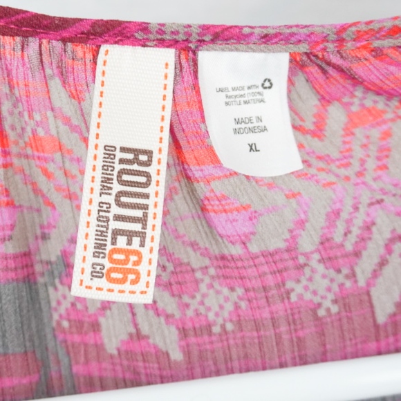 Gorgeous red patterned top - Picture 3 of 3